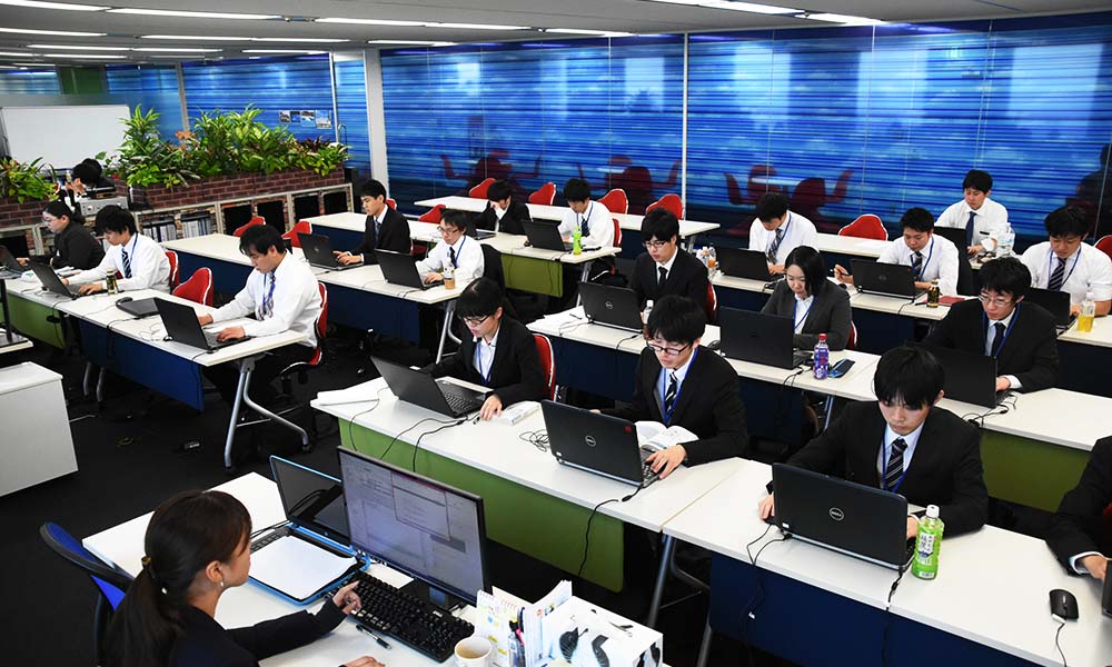 また、ベオスアイティーホールディングスでは、みにプロe-Learningで基礎学習が終わった方でも約3ヶ月の研修を用意しております。
ベオスアイティーホールディングスにご入社いただくとこの研修を受けていただくことが可能です。
いきなり仕事となると基礎は学んだとは言え、まだまだ不安がいっぱいだと思います。
仕事に取り掛かる前にこの約3ヶ月間の研修を通して、よりプロの現場に近い知識と経験を身に着けてもらいます。